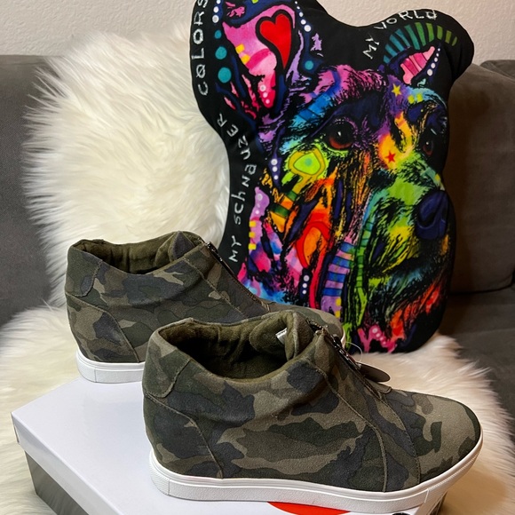 Blondo Glenda Camoflage Suede Waterproof - Picture 3 of 10